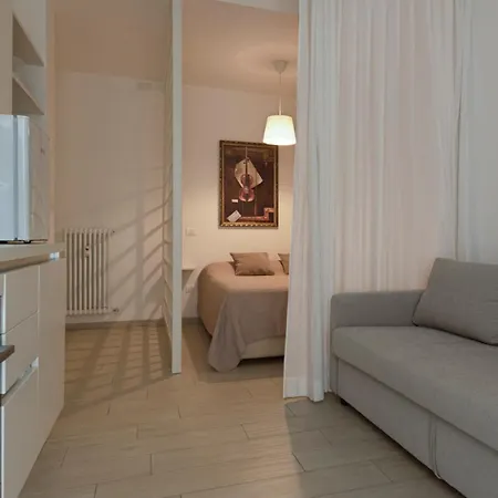 Casa Aleardi Grazioso E Nuovissimo Monolocale Con Balcone アパート